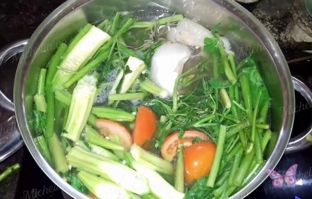 nấu canh chua cá hú với rau muống