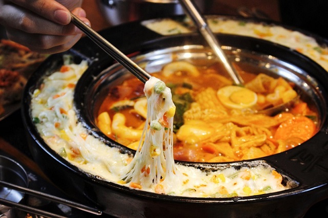 Món lẩu dookki đánh gục mọi tín đồ mê ẩm thực Hàn Quốc