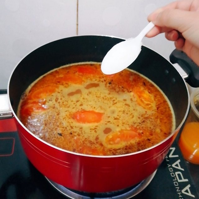 Nấu nước dùng lẩu thái có hương vị chua cay đậm đà