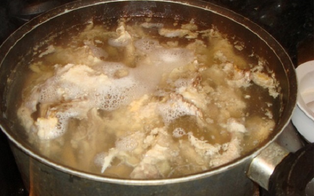 Nấu nước dùng lẩu từ xương gà