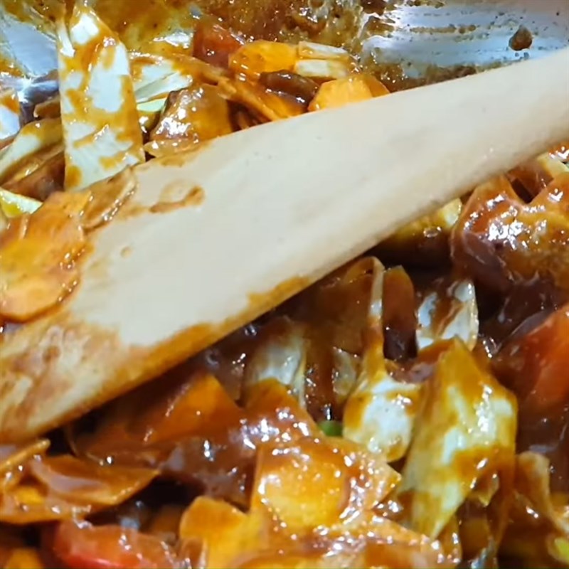 Nấu nước lẩu bánh gạo Hàn Quốc dậy mùi thơm hấp dẫn