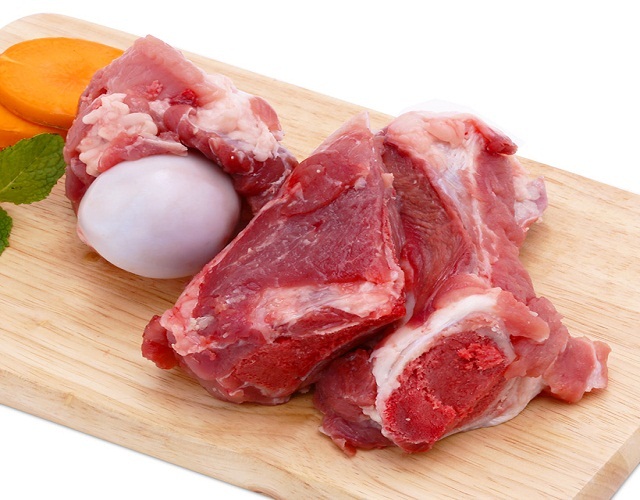 Thịt bám trên xương có màu đỏ tươi là xương ngon