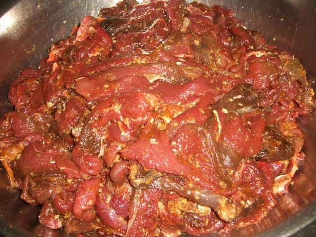 Thịt nai sơ chế sạch, thái lát mỏng, ướp gia vị trước khi nhúng lẩu