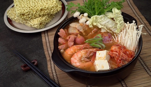 Thưởng thức món lẩu Hàn Quốc đầy đủ các nguyên liệu tươi ngon