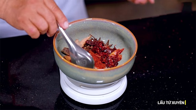 Trộn gia vị tạo hương vị hấp dẫn cho món lẩu cay Tứ Xuyên