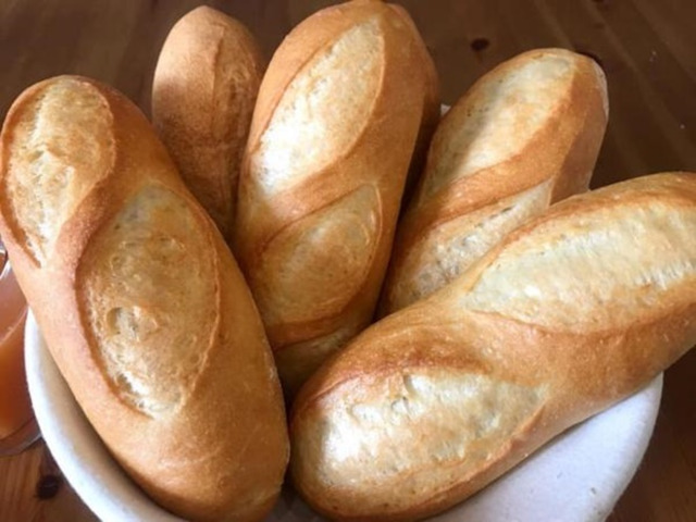 Bánh mì được biết đến là một món ăn được nhiều người yêu thích vì chúng khá tiện lợi