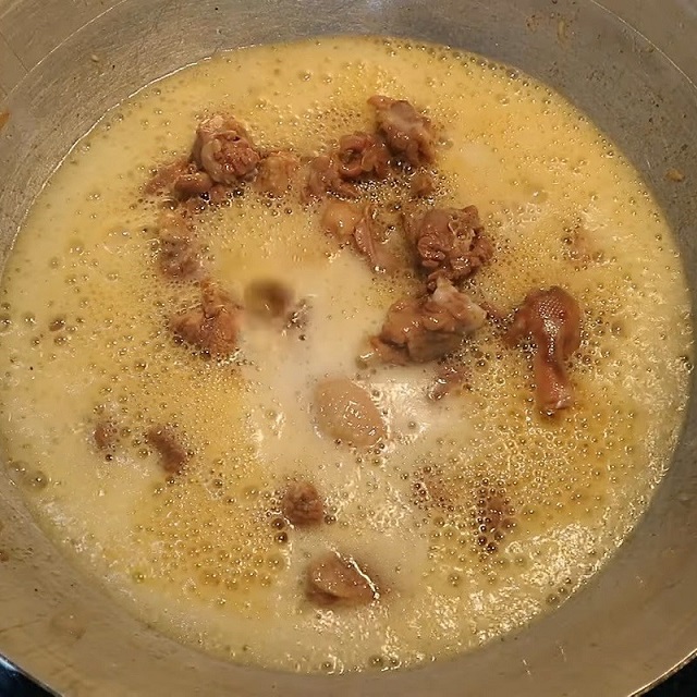 Bước 5: Nấu nước lẩu