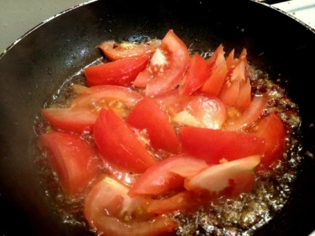 Đặt chảo lên bếp xào cà chua, dứa, kim chi, nấm hương rồi cho ra bát riêng.