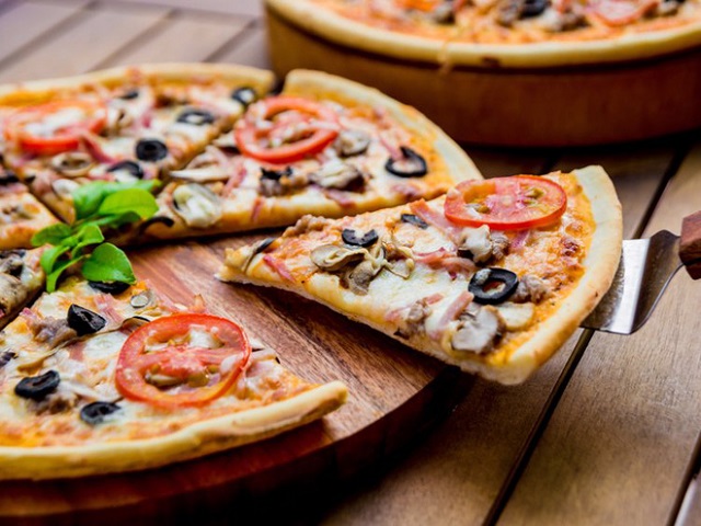 Hướng dẫn mọi người cách ăn bánh Pizza không béo