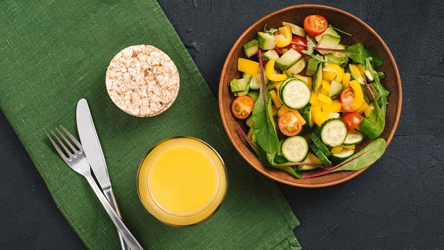 Salad thực chất là sự kết hợp của các loại rau, củ, quả và thịt sạch
