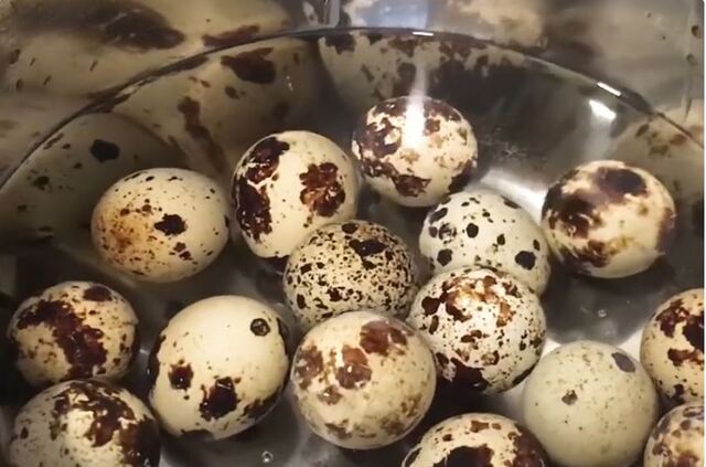 Trứng cút thì luộc và bóc vỏ để ra bát riêng