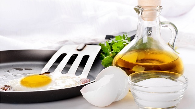 Trứng rán với dầu ô liu sẽ giúp bạn không lo bị béo.
