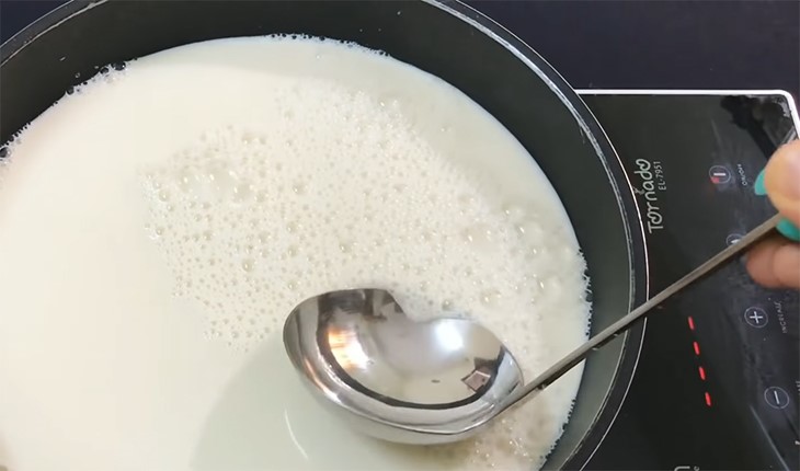 Vớt bọt trong quá trình nấu sữa đậu
