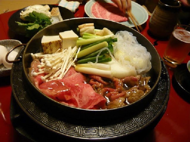 Lẩu Sukiyaki ngon chuẩn vị Nhật Bản