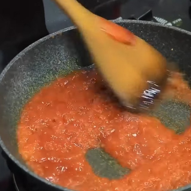 Nấu hỗn hợp tạo màu cho nước dùng lẩu