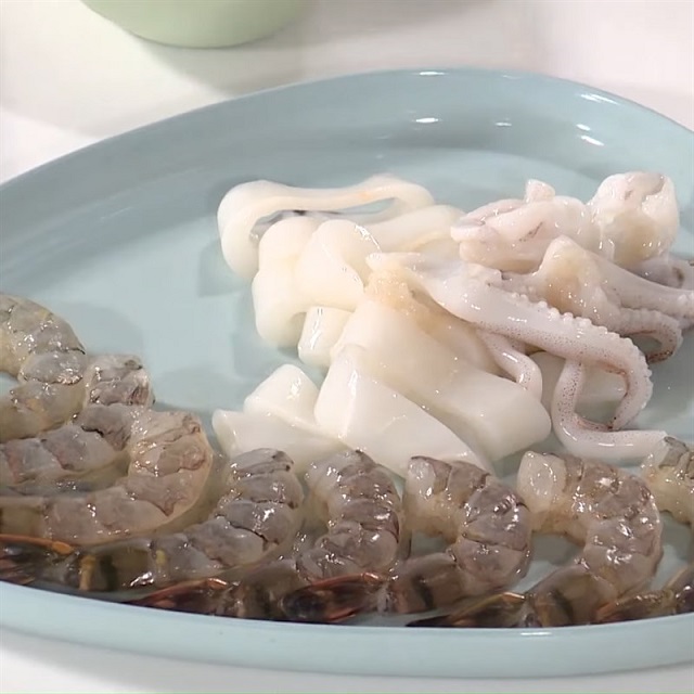 Sơ chế hải sản ăn kèm lẩu tokbokki