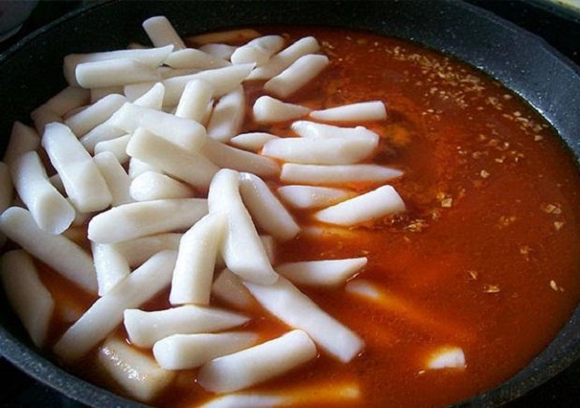 Tokbokki được nấu kèm với sốt trước khi ăn