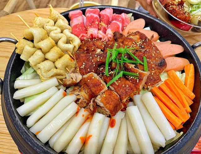 Trổ tài vào bếp với món lẩu tokbokki chuẩn vị Hàn
